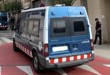 Desalojan un bloque de pisos ocupado en Esplugues donde vivían hasta 30 personas