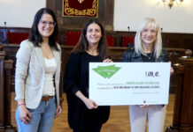 Esplugues entrega la recaudación de la venta del pañuelo solidario de la Fiesta Mayor