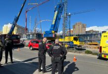 Los servicios de emergencia y seguridad trabajan en un accidente de autobús en el barrio de Montesa