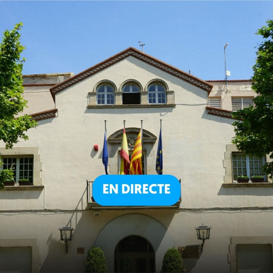 Fachada del Ayuntamiento de Esplugues con el título Pleno Municipal en directo