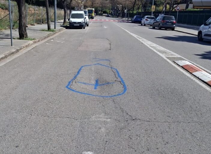 hundimiento del pavimento en la calle Jacint Esteva Fontanet en Esplugues